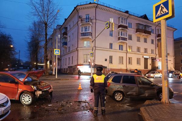 В Нижнем Тагиле водитель «Хендэ», пролетев на желтый, устроил ДТП, где пострадал ребенок - Фото 1