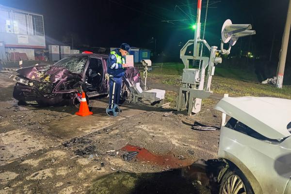 В Екатеринбурге на ж/д переезде 16-летний студент на «ВАЗ» влетел во встречную иномарку - Фото 1