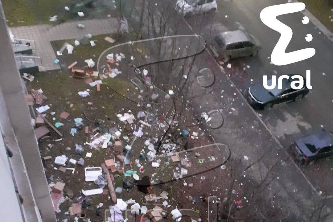 В Екатеринбурге мужчина разбил окно и стал выбрасывать из него мебель - Фото 1