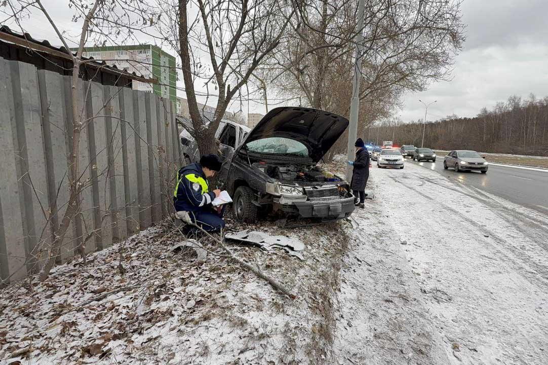 На Екатеринбурге погиб водитель ВАЗа, который снес забор и опору освещения на Объездной - Фото 1