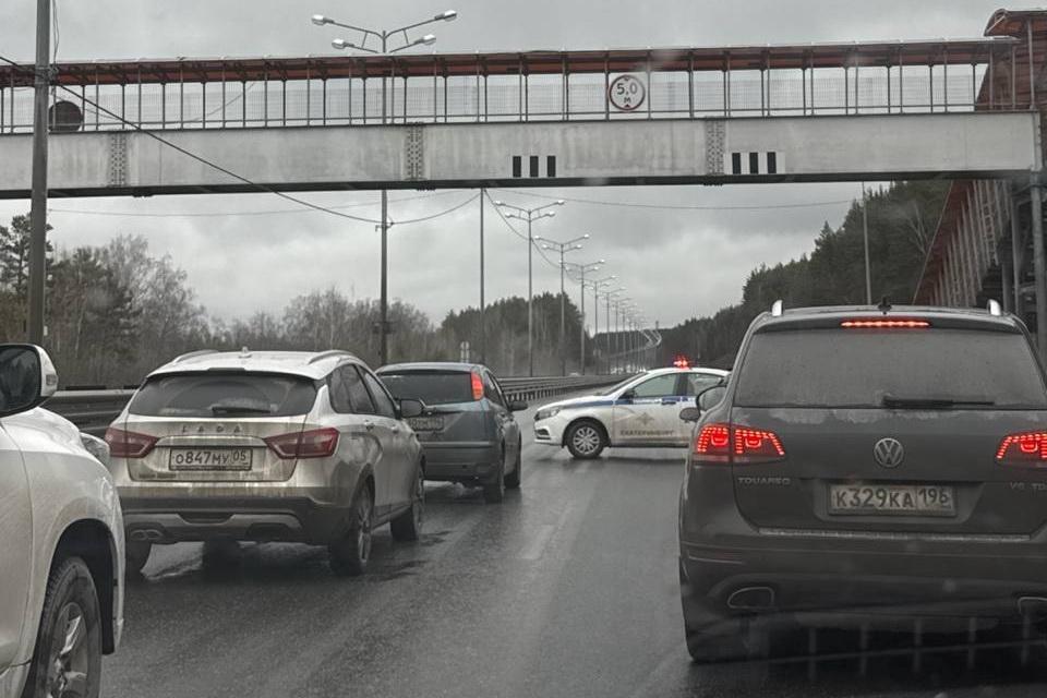 ГИБДД полностью перекрыла движение по Пермскому тракту в сторону Екатеринбурга - Фото 1