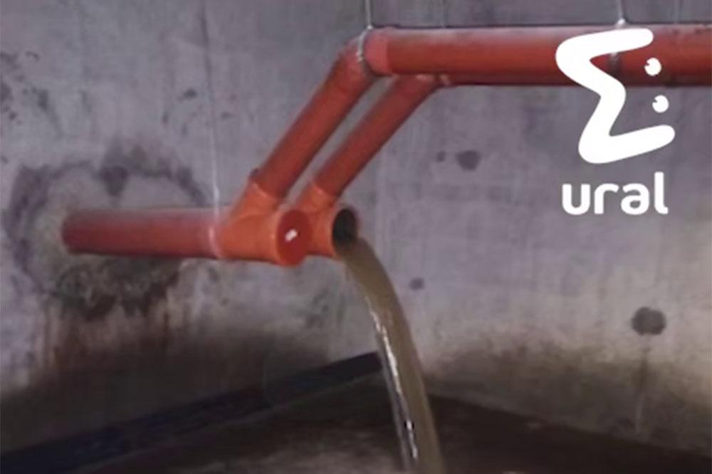 Фекалиями пахнет на весь подъезд. В Екатеринбурге затопило подвал в новостройке на Широкой Речке - Фото 1