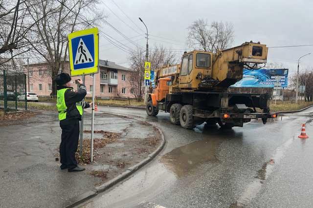 В Каменске-Уральском водитель автокрана сбил на «зебре» женщину-пешехода - Фото 1