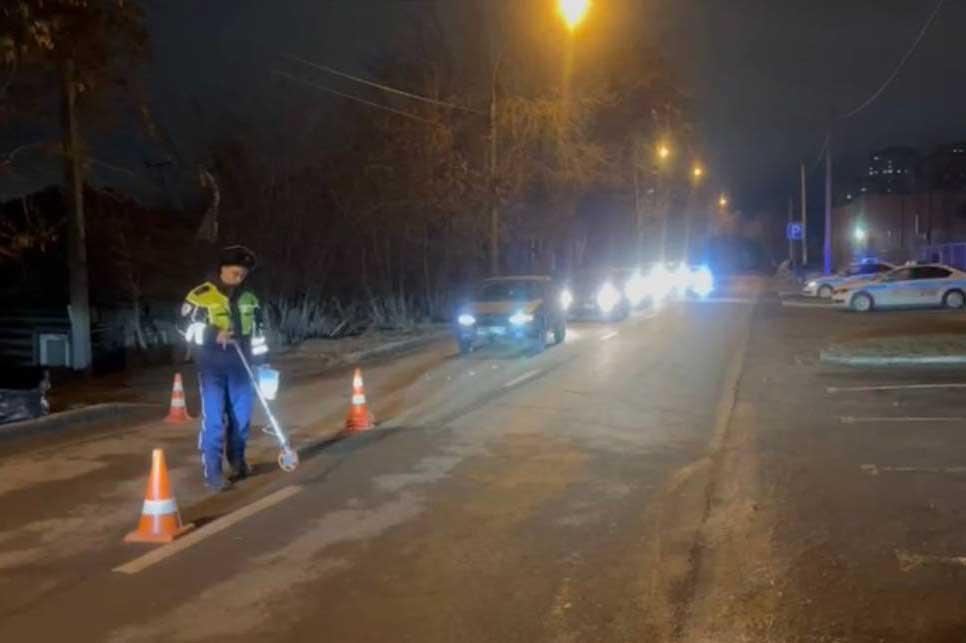 На Уктусе водитель ВАЗа сбил 12-летнюю девочку, выбежавшую из-за стоящего авто - Фото 1