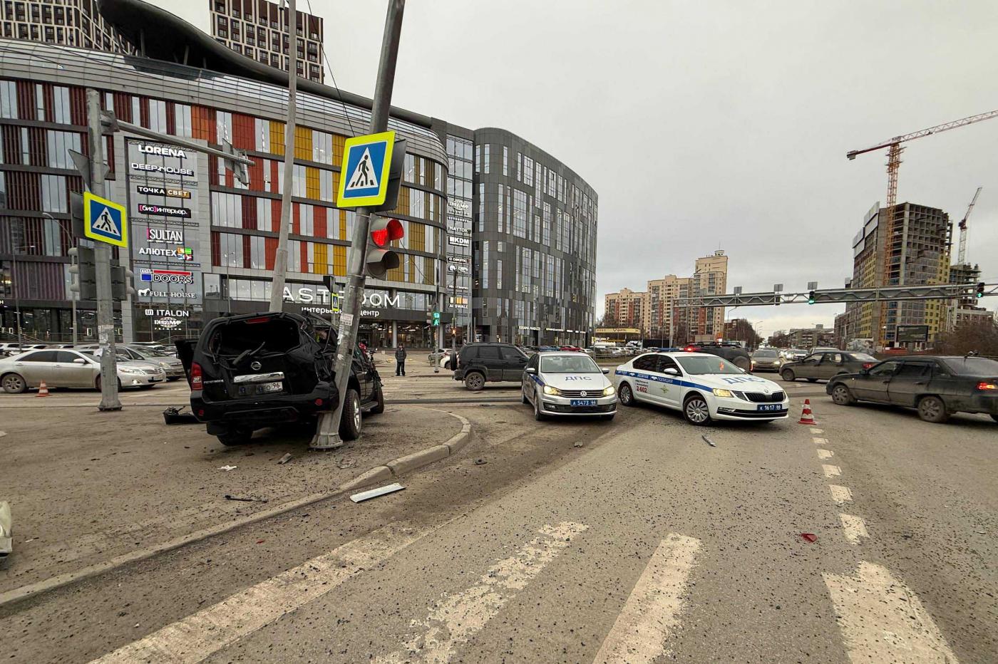 В Екатеринбурге на Машинной иномарку намотало на столб. Водитель погиб - Фото 1