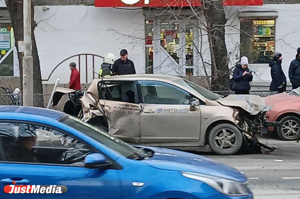 Пять авто столкнулись, одно — в хлам. В Екатеринбурге произошло массовое ДТП - Фото 1