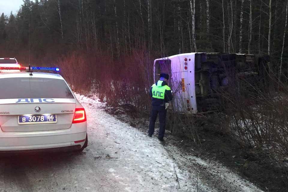 Под Первоуральском перевернулся и улетел в кювет пассажирский автобус - Фото 1