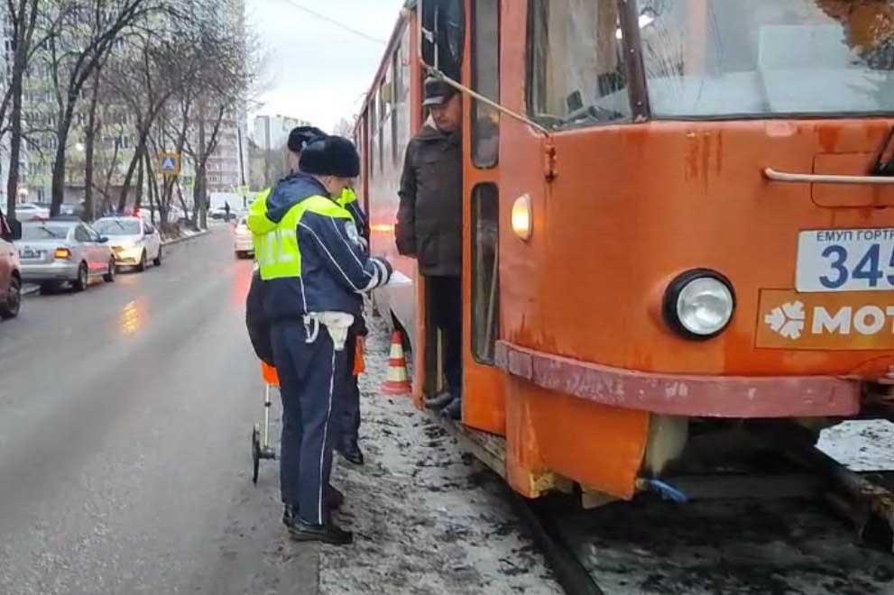 На Сортировке девочка, опаздывая в школу, попала под трамвай - Фото 1