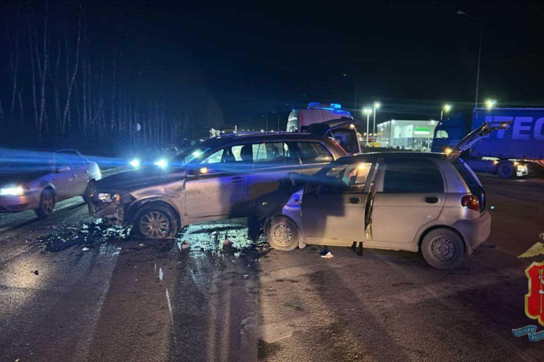 В Екатеринбурге водитель Volvo, выезжая с АЗС, устроил ДТП, где пострадали два человека - Фото 1