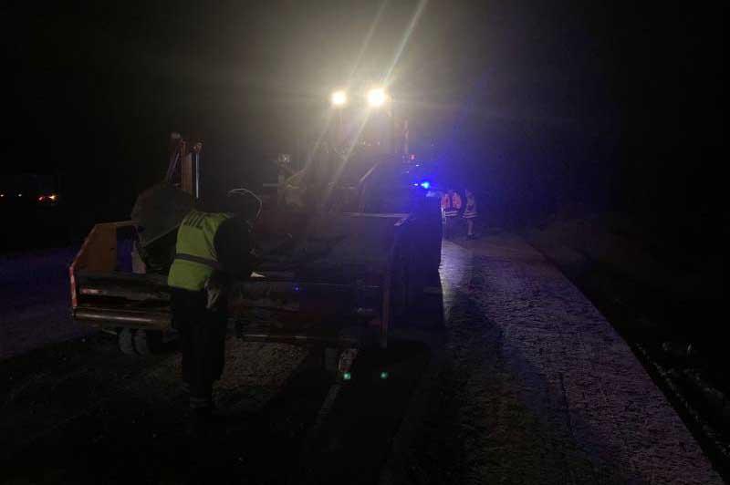 На Тюменском тракте водитель Lada влетел в погрузчик, а затем его отбросило на тягач - Фото 1