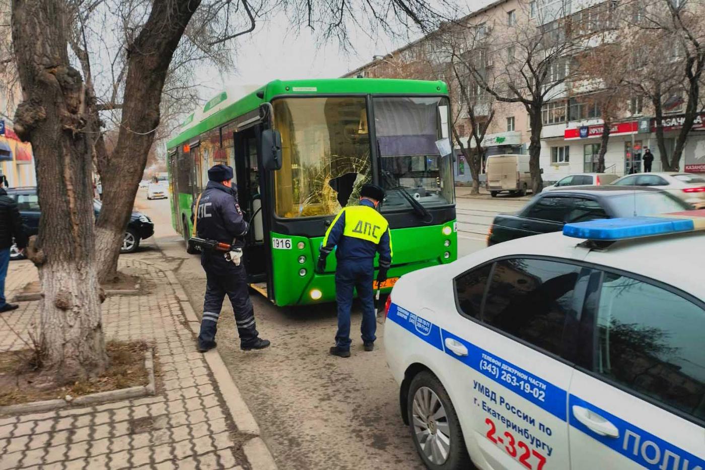 В Екатеринбурге на 8 Марта водитель автобуса сбил пешехода - Фото 1