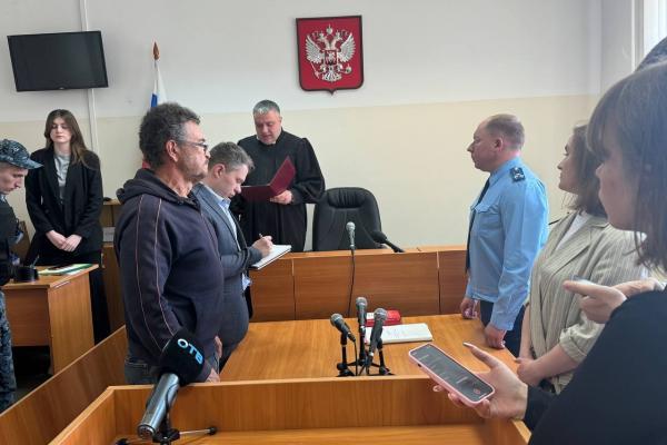 Новый срок получил екатеринбуржец Александр Неустроев, обматеривший ребенка в z-шапке - Фото 1