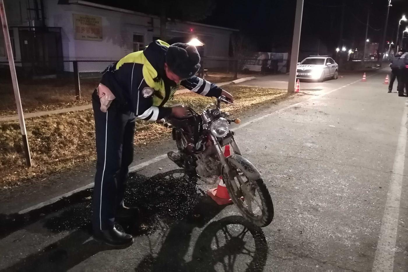 В Сосьве 19-летний парень на мопеде влетел в опору линии электропередач - Фото 1