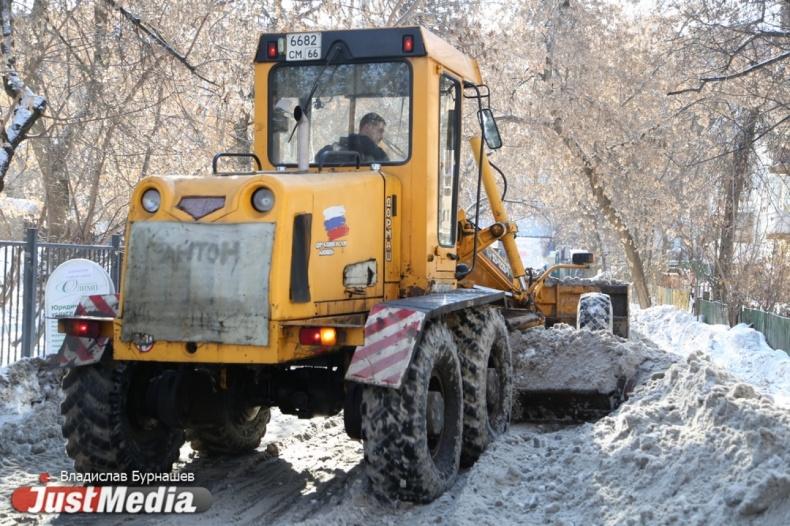 Более 200 единиц техники устраняют гололед на свердловских трассах - Фото 1