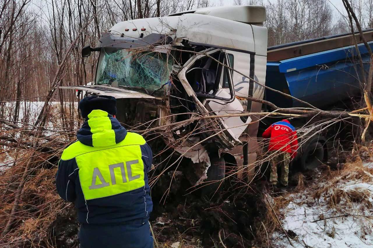 В Свердловской области грузовик расхлестался с двумя машинами и улетел в кювет - Фото 1