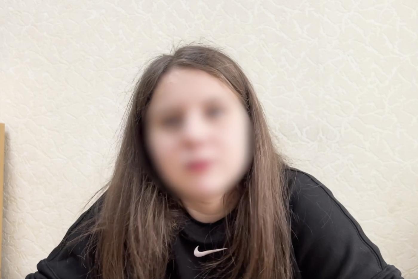 В Екатеринбурге 20-летняя кассирша по указанию мошенников взяла из магазина деньги и скрылась - Фото 1