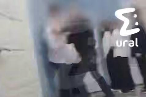 В школе Екатеринбурга учитель физики подрался с семиклассником - Фото 1