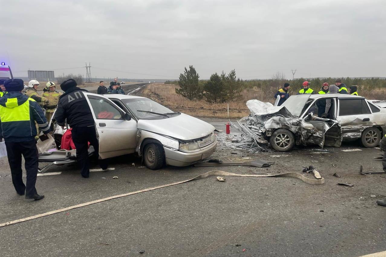 Два водителя погибли в массовом ДТП по Каменском-Уральским - Фото 1