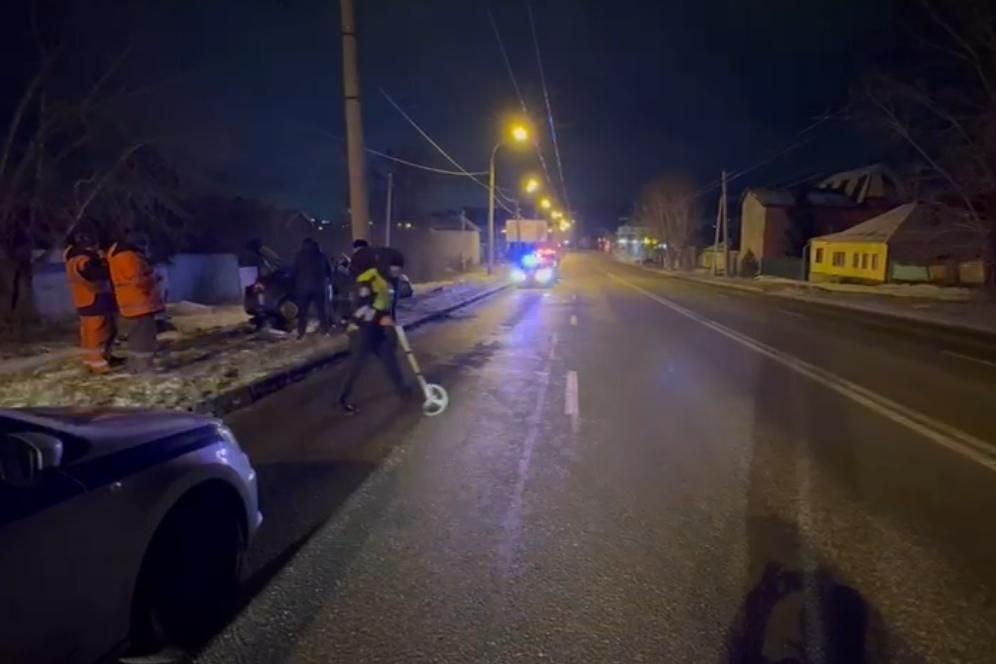 На Уктусе начинающий водитель угробил подростка-пассажира, налетев на столб - Фото 1
