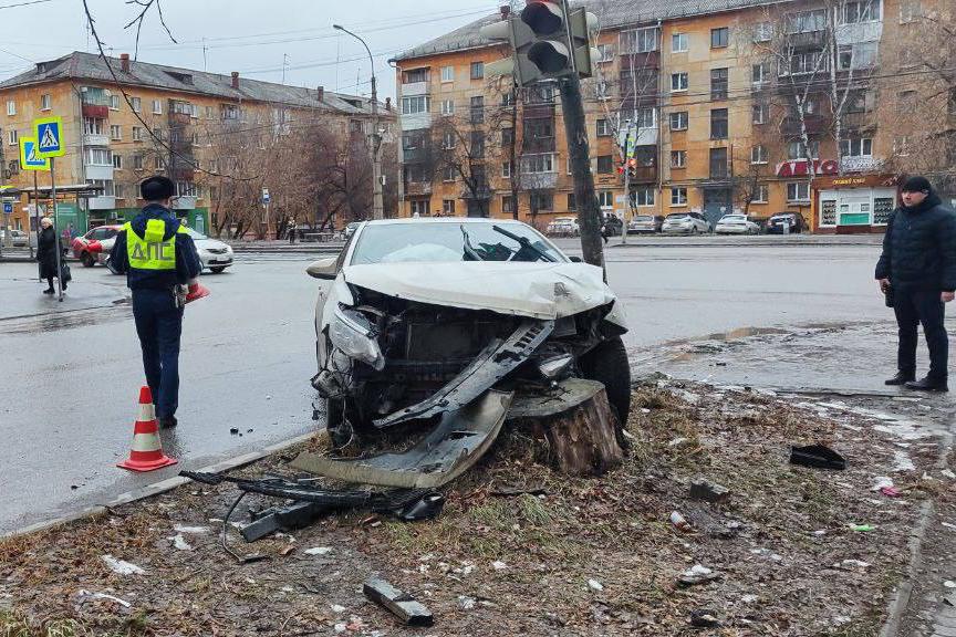 В Екатеринбурге водитель «Peugeot 207» столкнулся с иномаркой и сбил пешехода на тротуаре - Фото 1