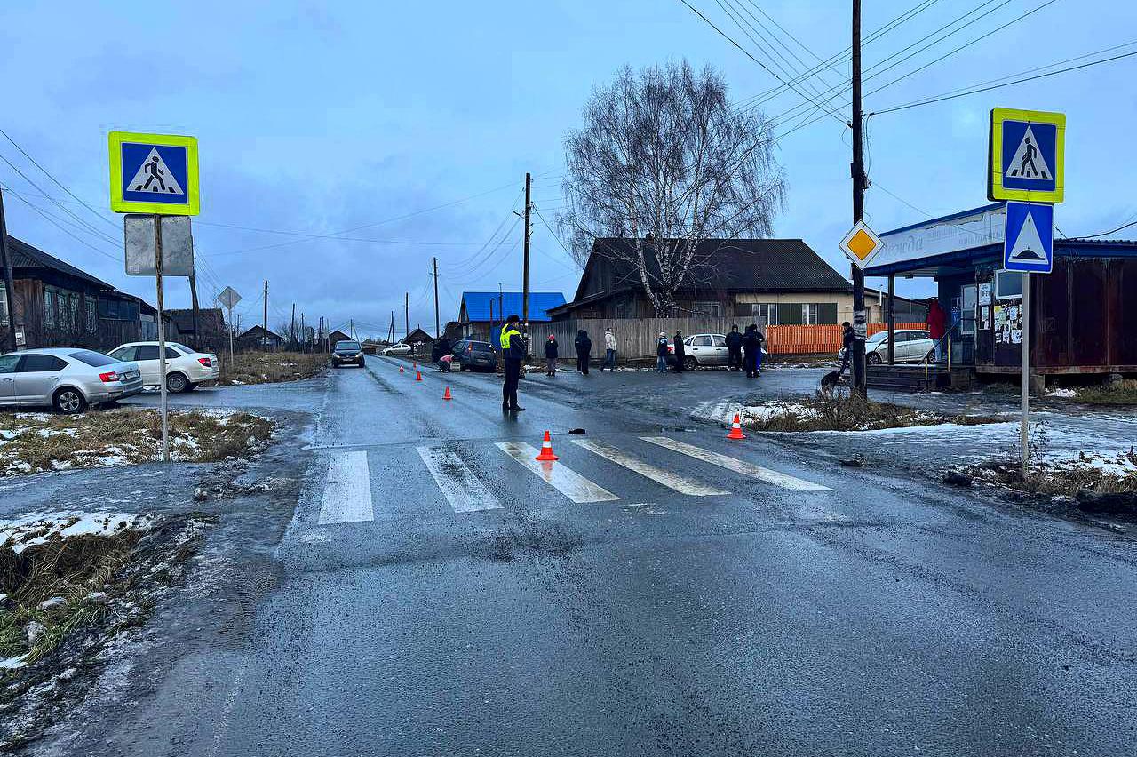 В Новоуткинске водитель, отвлекшись на разговор, насмерть сбил школьницу «зебре» - Фото 1