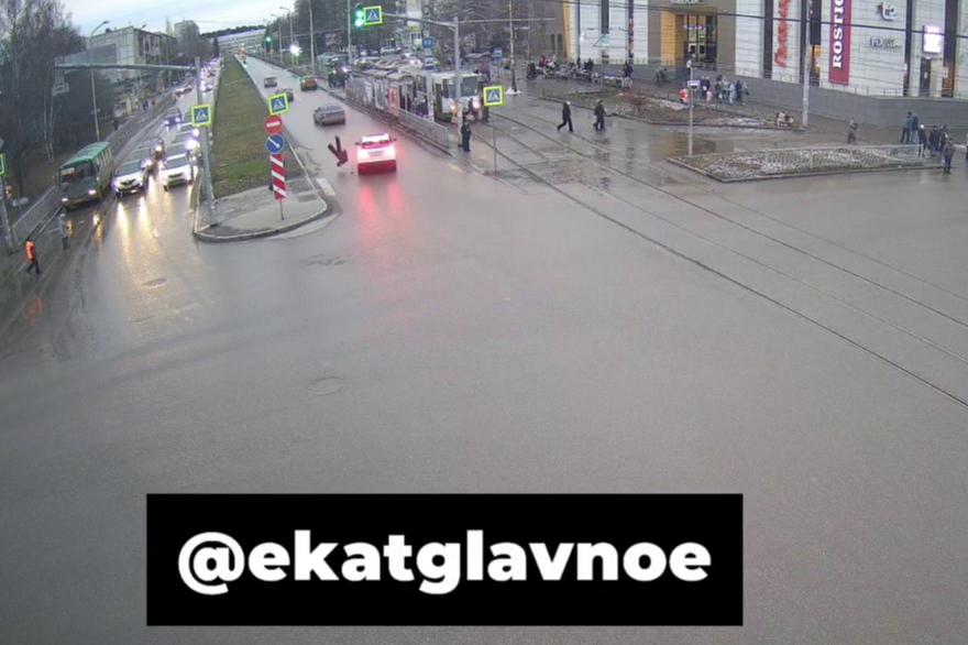 В Екатеринбурге водитель иномарки сбил подростка, который бежал на красный - Фото 1