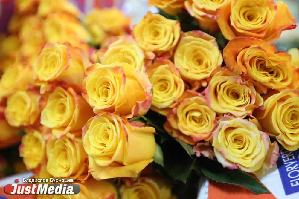 Под дверью цветы, в квартире — труп. Жители Уктуса рассказали о странной смерти екатеринбурженки - Фото 1