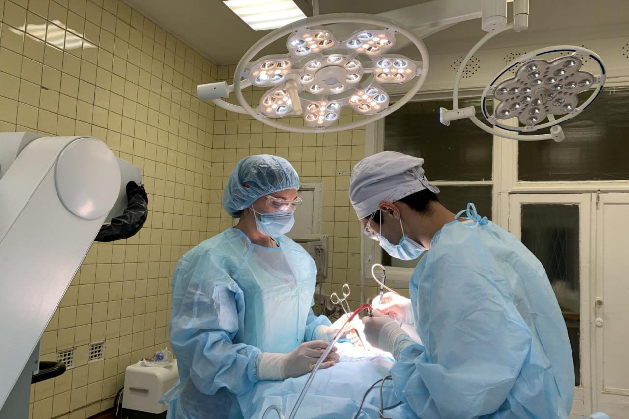 В Нижнем Тагиле врачи впервые удалили пациентке на гемодиализе межпозвоночную грыжу - Фото 1