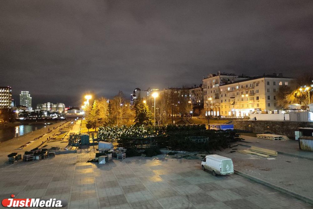 В Екатеринбурге в Историческом сквере начали собирать елку - Фото 1