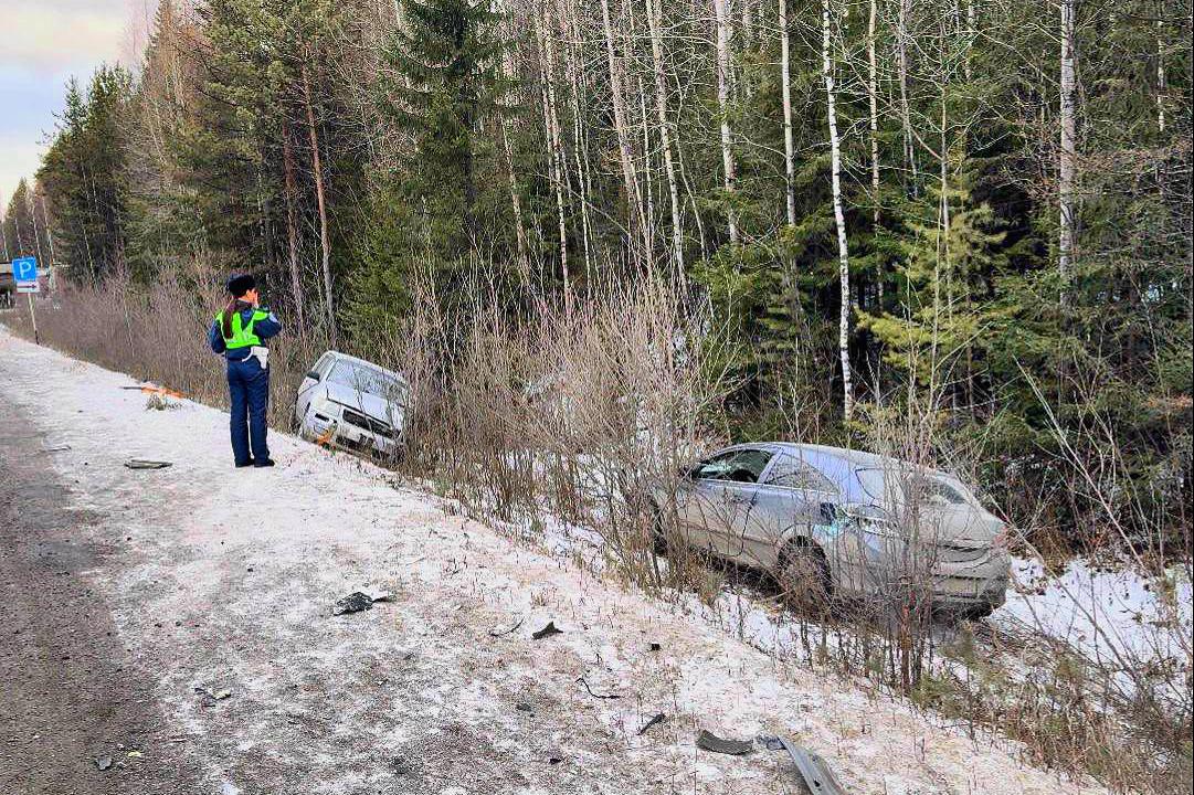 На Серовском тракте произошло страшное ДТП с участием трех легковушек и грузовика с известью - Фото 1