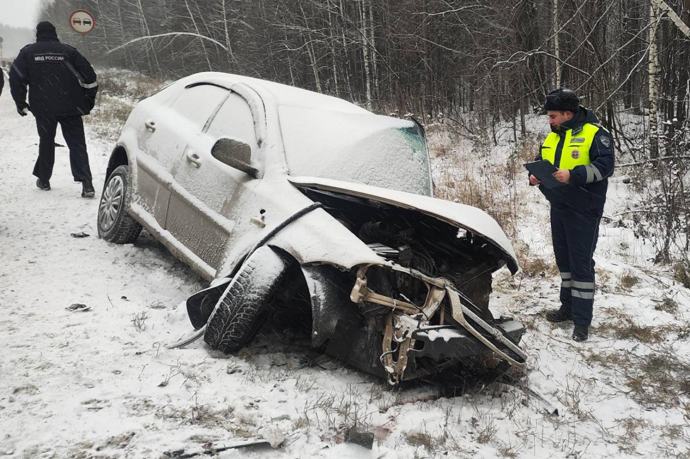На Тюменском тракте водитель Kia Rio отвлекся и вылетел на встречку, где устроил смертельное ДТП - Фото 1