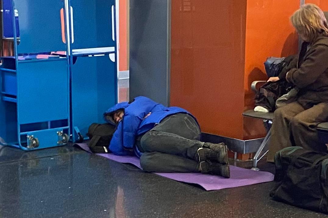 Пассажирам, застрявшим в Кольцово из-за атак БПЛА на Москву, выдали пенки и воду - Фото 1