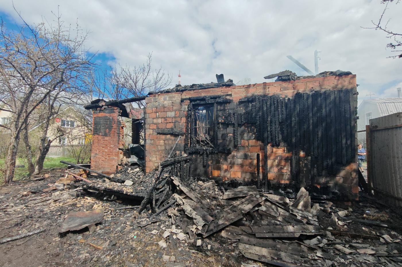 Житель Кедровки поджег дом вместе со знакомыми, потому что они не пустили его в гости - Фото 1