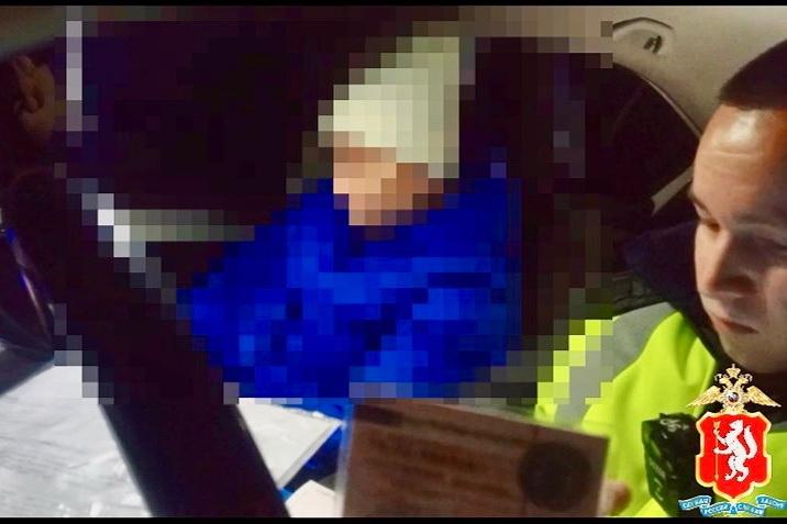 Свердловские инспекторы ГИБДД остановили пьяную автоледи, которая перевозила трех детей - Фото 1