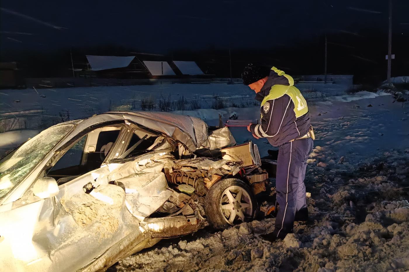 На Пермском тракте водитель «Субару» влетел в стоящую грузовую «Газель». Погибла девушка - Фото 1