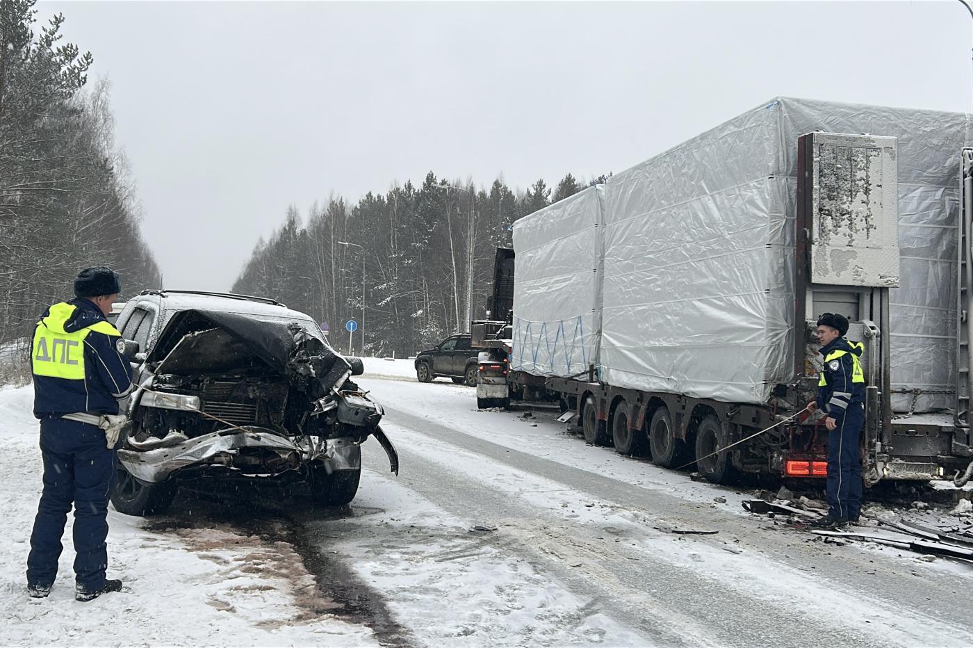 Под Невьянском в столкновении фуры с «Шевроле» пострадала 12-летняя девочка - Фото 1
