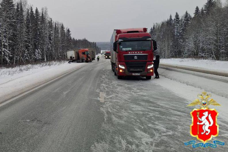 На Пермском тракте из-за ДТП с двумя фурами ограничено движение транспорта - Фото 1