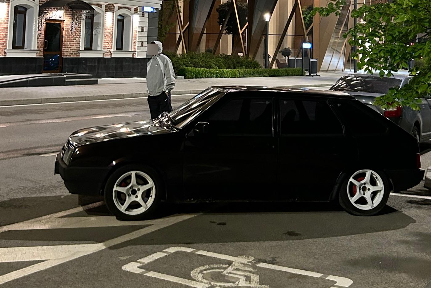 ГИБДД ищет безумного гонщика на ВАЗе, который дрифтует на улицах Екатеринбурга - Фото 1