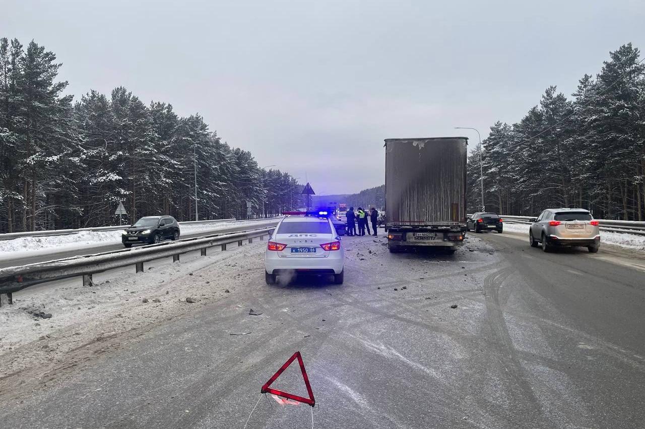 Столкнулись пять машин: на Пермском тракте произошло массовое ДТП  - Фото 1