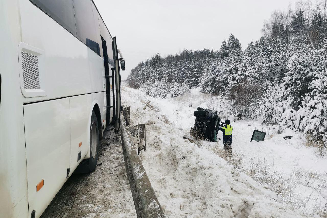 Под Березовским в страшном ДТП с рейсовым автобусом погибли два человека - Фото 1