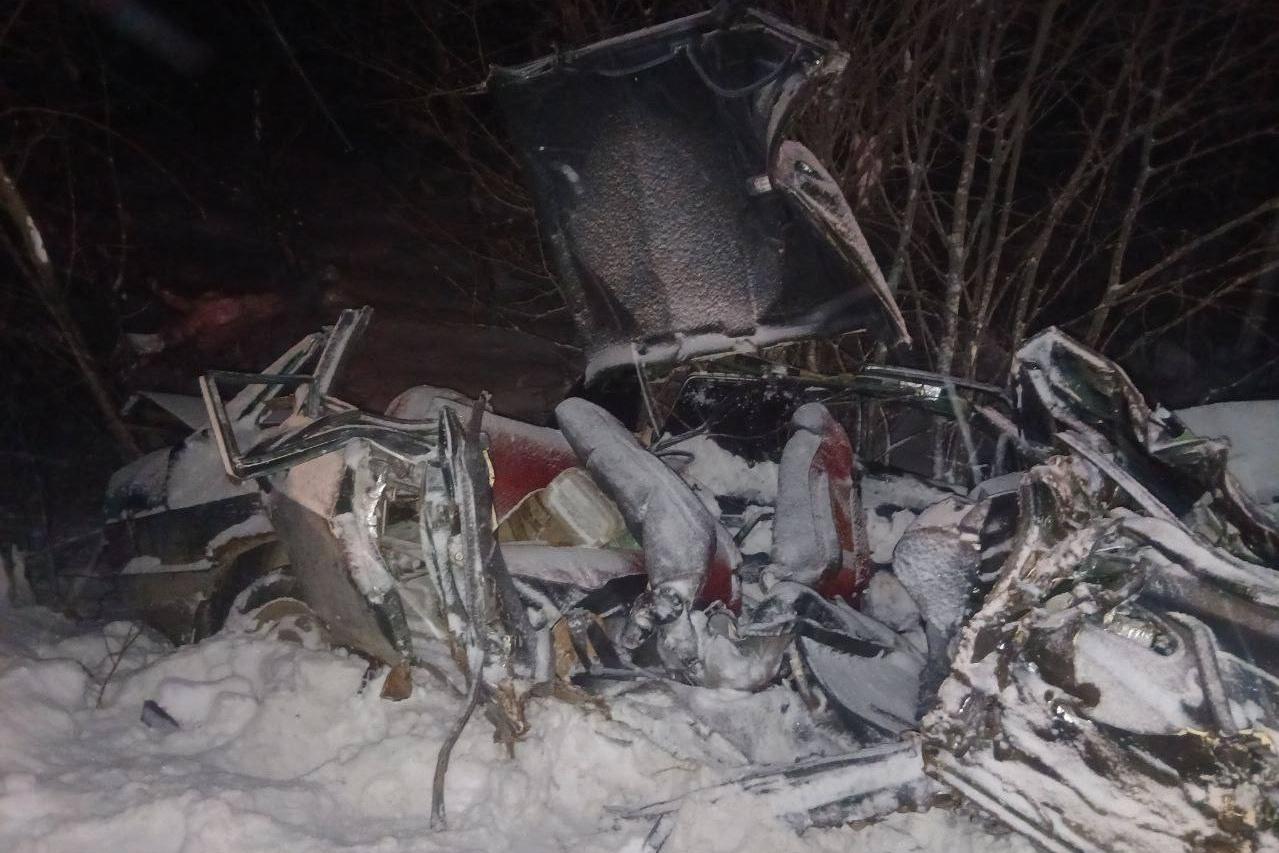 Один человек погиб в столкновении ВАЗа с рейсовым автобусом под Нижним Тагилом - Фото 1