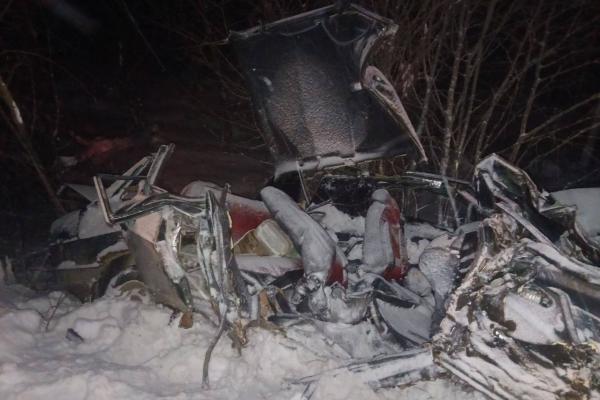 Один человек погиб в столкновении ВАЗа с рейсовым автобусом под Нижним Тагилом - Фото 1