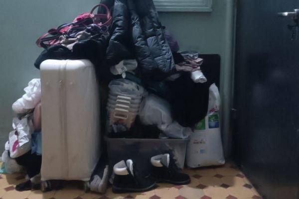 Жительница Екатеринбурга захламила подъезд личными вещами - Фото 1