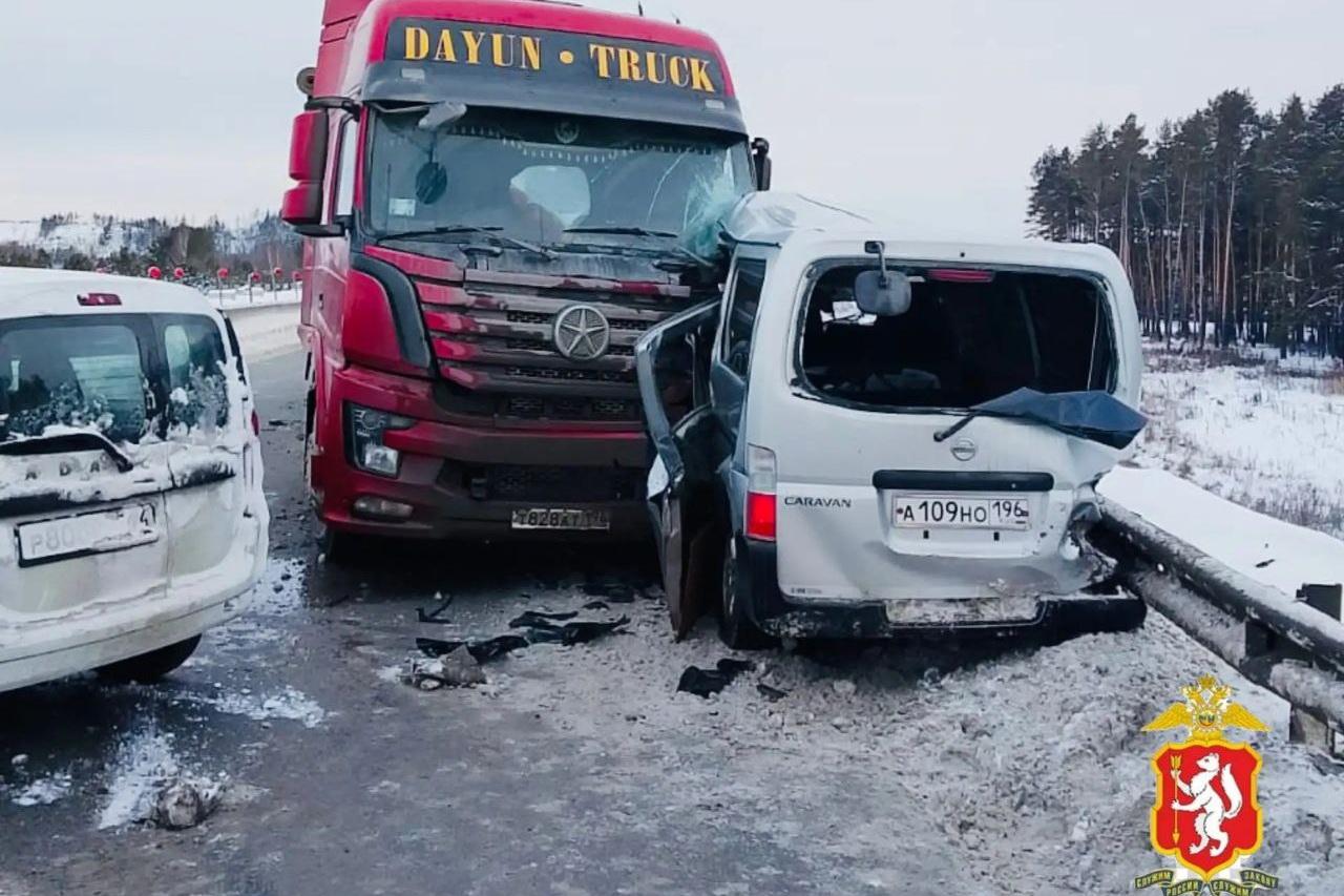 Массовое ДТП парализовало движение на Тюменском тракте в районе Белоярки - Фото 1