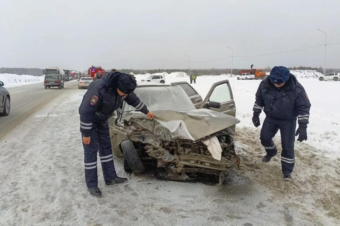 Сразу на двух свердловских трассах ограничено движение из-за жестких ДТП - Фото 1