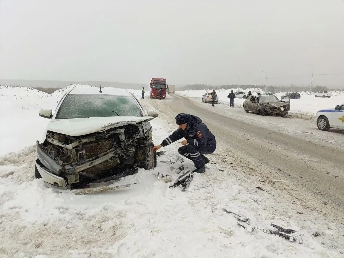 Водитель ВАЗ-2112 сам спровоцировал ДТП на Тюменском тракте, в котором погиб его пассажир - Фото 1