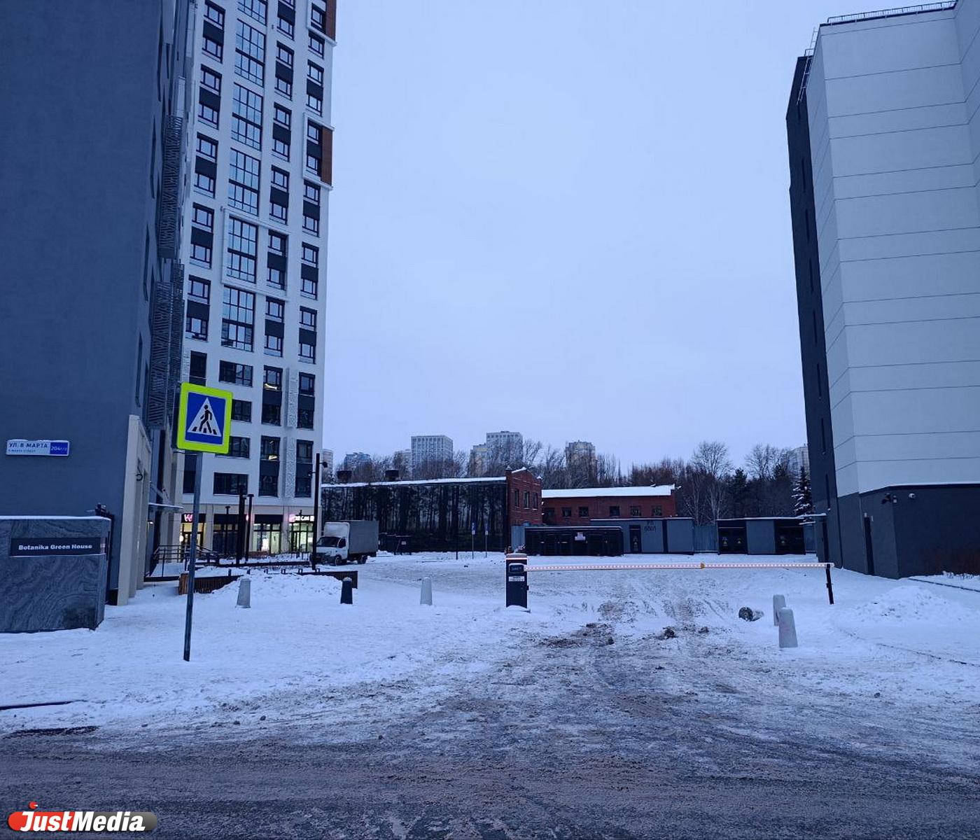 Мэрия проведет выездную проверку на месте строительства новой высотки возле Ботанического сада - Фото 1