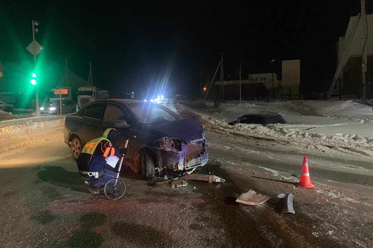 В Екатеринбурге две иномарки не поделиили дорогу, из-за чего пострадала 14-летняя девочка - Фото 1