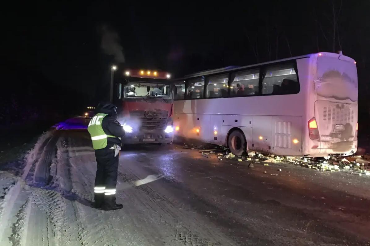 На Тюменском тракте произошло массовое ДТП с тремя грузовиками и автобусом. Пострадали два человека - Фото 1