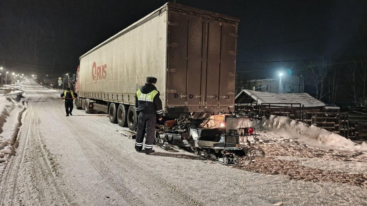 В Нижних Сергах водитель снегохода погиб после столкновения с фурой - Фото 1